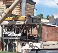 В Ростове троллейбус врезался в столб