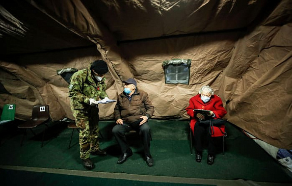 Вакцинировать от ковида пожилых итальянцев помогают местные военные