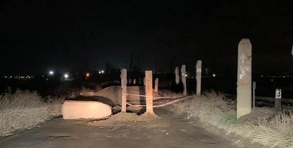 Фотографии заблокированной дороги выкладывают в соцсетях возмущенные водители