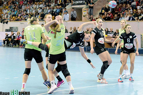 Мяч бросает олимпийская чемпионка Майя Петрова.