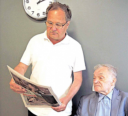 Читатели «Нашего времени» с самым большим среди шахматистов стажем – мастер спорта СССР Сергей Быканов и международный мастер Александр Захаров.