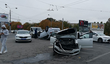 В Ростове в аварии перевернулась машина