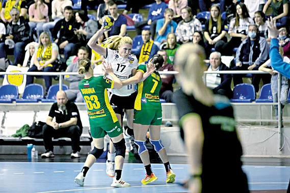 Ворота «Кубани» атакует Владлена БОБРОВНИКОВА (№ 17), забившая в игре 5 голов. Фото с сайта ГК «Ростов-Дон»