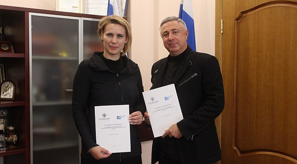 Ю. Максимова и Г. Смольянов после подписания соглашения.