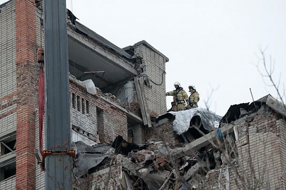С пострадавшего от взрыва дома в Шахтах начали снимать опасные конструкции