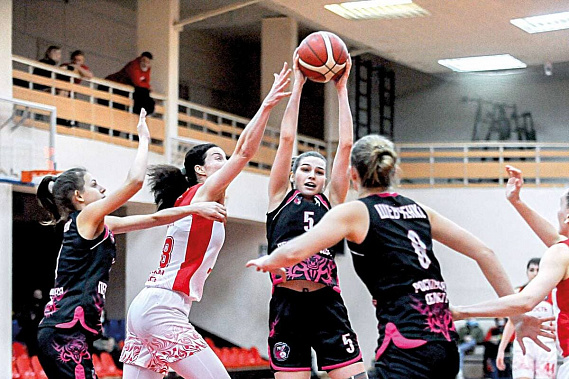 С мячом ростовчанка Ирина МИРОШНИКОВА. Фото с сайта БК «Пересвет-ЮФУ»