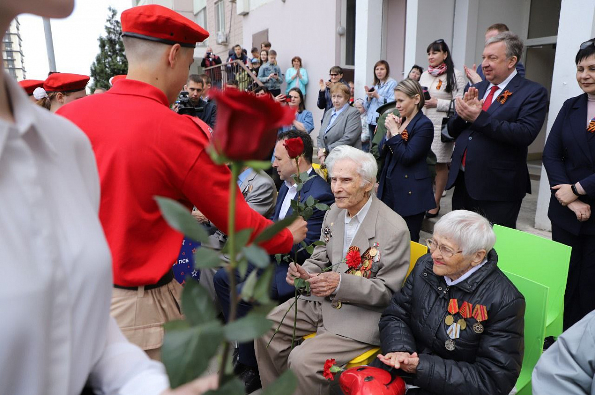 В Ростове стартовали мини-парады для ветеранов