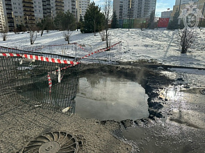   В микрорайоне «Суворовский» машина с двумя женщинами и ребенком провалилась в яму