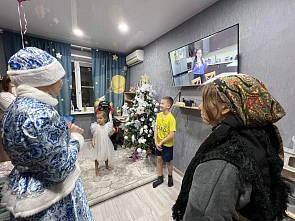 В роли волонтёров в семьи Героев наведались Дед Мороз, Снегурочка и … Баба Яга