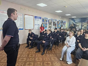 «Один день с полицией России»: таганрогская транспортная полиция показала детям работу своего четвероногого помощника