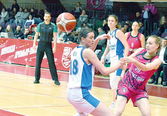 За мяч борется защитник ростовчанок Екатерина РЯБОВА.