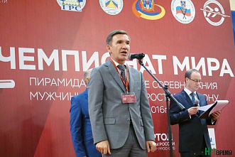 Зеленое сукно, белые шары