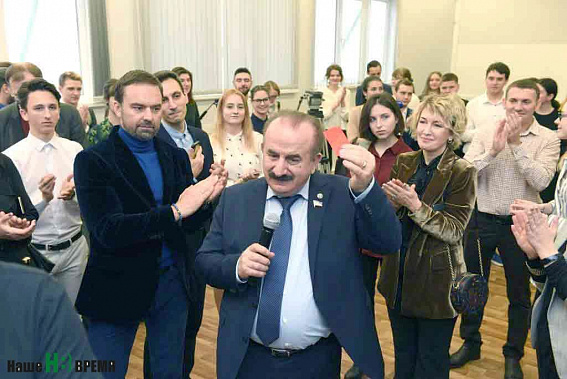 Ректор ДГТУ Бесарион МЕСХИ с символической красной ленточкой, которая была разрезана не обычными ножницами, а созданной студентами «Машиной Голдберга».