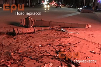 Ветер в Ростовской области ломал ветви, указатели, крышу и шпиль