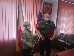 В станице Вёшенской дочери фронтовика вручили награду отца