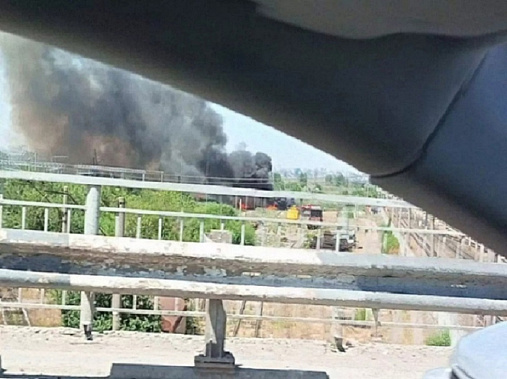 Пожар в Батайске разгорелся неподалеку от Горбатого моста через железнодорожные пути.. Источник фото: ЧП Ростов-на-Дону