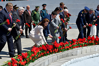 07 05 2026 В Ростове возложили гирлянду Славы к мемориалу защитников города в ВОВ