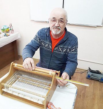 Владимир АКИШЕВ за ткацким станком.