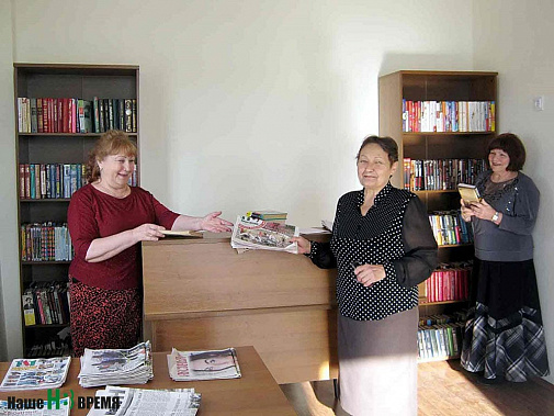 Библиотекарь Любовь ГЛОТОВА (слева) со своими книгами и журналами в сияющее чистотой помещение переехала. И читатели уже радуются и любуются вместе с ней новизной и уютом.