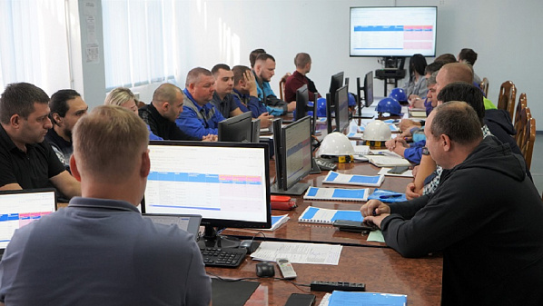 Во время занятий по изучению обновленной системы управления производственными процессами. Источник фото: 