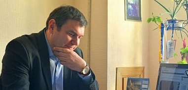 Заменить лампочку в подъезде и провести капремонт в доме
