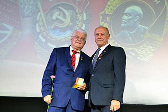 Не расстанусь с комсомолом!