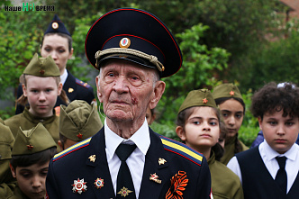Парад с доставкой на дом: в Ростове поздравили 96-летнего ветерана Петра Голышкина
