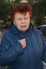 Из подъезда – под колеса машин