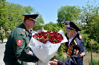 Ветеран ВОВ Петр Голышкин принял парад у своего дома