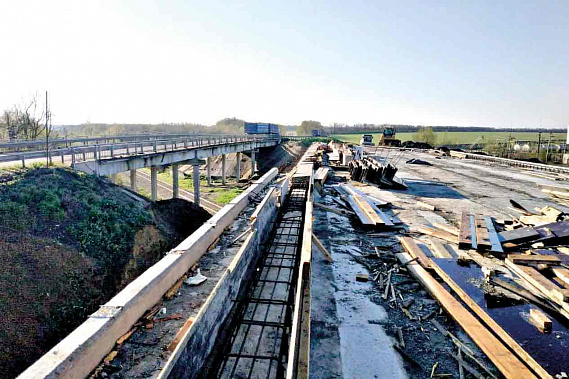 Строительство путепровода через железнодорожные пути, начатое ровно год назад в Кагальницком районе, близ станицы Кировская, должно завершиться уже в этом году.