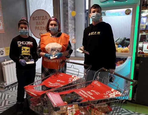 Татьяна Узалаева с внуками Михаилом и Егором Вершиниными помогают в проведении акции «Корзина доброты»: «Очень хочется внести свою лепту в хорошее дело».