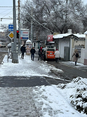 В Таганроге работы по расчистке дорог после выпавших осадков ведутся с ночи