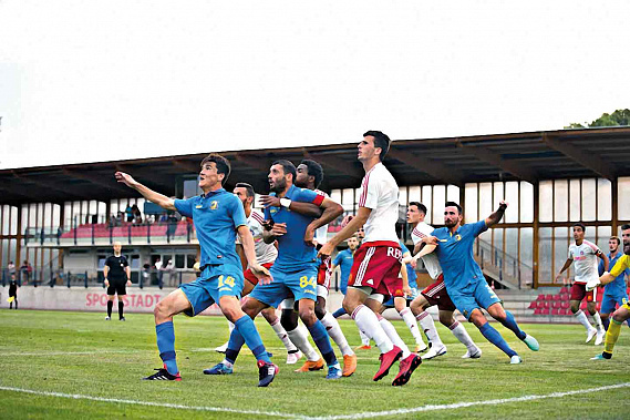 Футболисты «Тренчина» (белые) оказались неуступчивыми. Фото с сайта fc-rostov