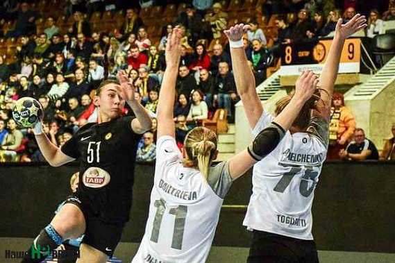 Ворота «Лады» атакует Милана ТАЖЕНОВА.