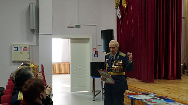 Ростовские юнармейцы и ветераны прошли с копией Знамени Победы