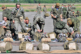 Спецназовцы отработали прыжки с парашютом в Ростовской области