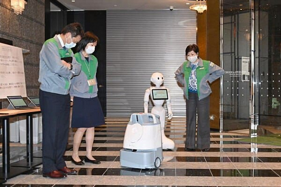 В Токио создали специальные гостиницы для больных COVID-19, где медперсоналу помогают роботы. Фото Tokyo Metropolitan Government