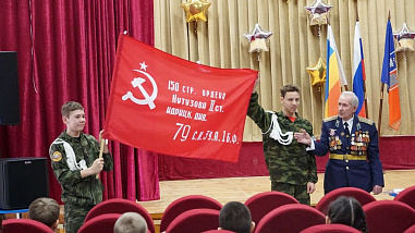 Ростовские юнармейцы и ветераны прошли с копией Знамени Победы