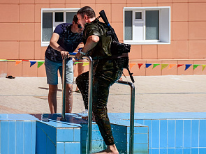 Заплыв с автоматом на спине