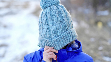 Зачем зимой шапку носить?