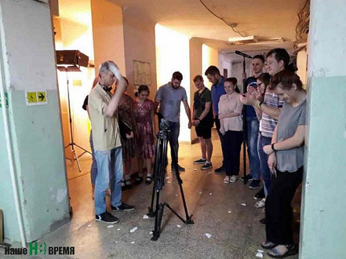 Традиционно киношники перед началом съёмок разбивают тарелку с автографами участников фильма.В подвале главного корпуса ДГТУ процесс запустил сценарист и режиссер Яков КОРДО.