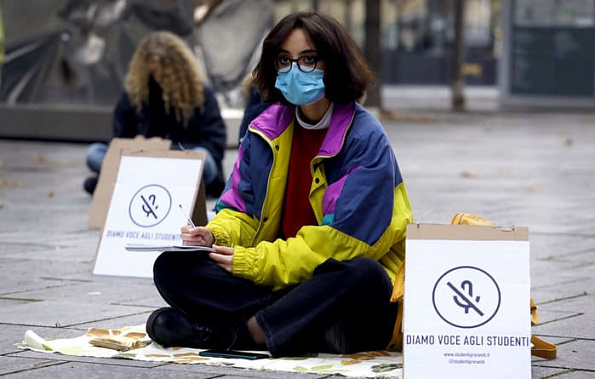 Митинг против дистанционного обучения студентов в Милане