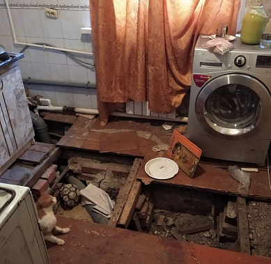 В Таганроге жильцы дома 2 года ходят по временным полам в квартирах из-за управляющей компании