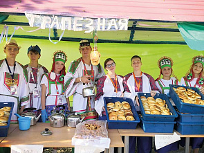 На Ярмарке творчества – вот такая трапезная.