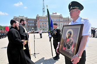 Знамя – в руки приставов