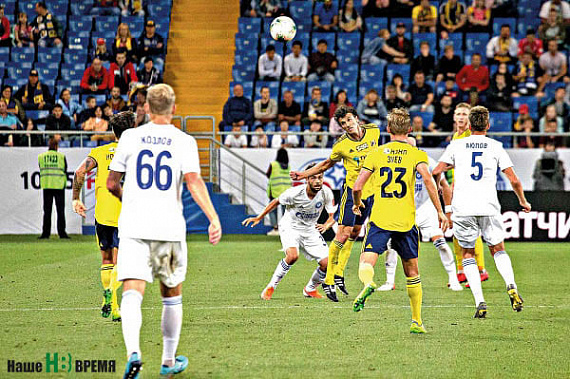 Роман ЕРЕМЕНКО (в центре в желтой форме) был одним из лучших в составе «Ростова».