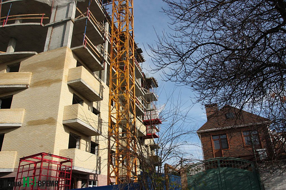 Коготок увяз – всей птичке конец, говорят в народе. Появилась в частном секторе многоэтажка – прощай, спокойная жизнь: следом за ней обязательно появится вторая, третья... Интересы тех, кто здесь проживает, местная власть защищать не будет.