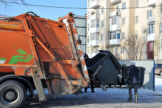 Предприниматели вывозят мусор за счет ростовчан