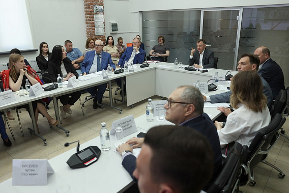 Во время обсуждения проектов благоустройства площади Ленина в Ростове. Источник фото: правительство Ростовской области.