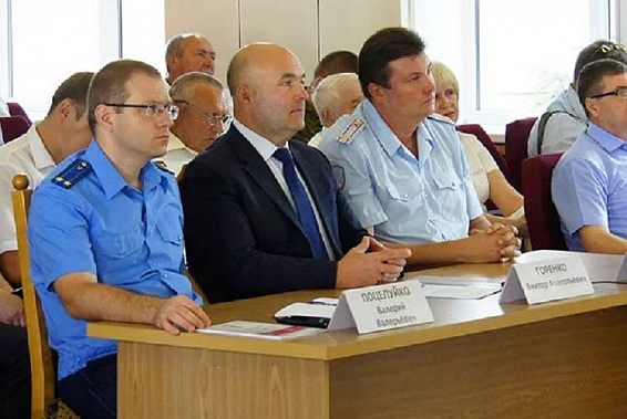 На снимке: В. Поцелуйко - первый слева. Источник фото: Батайск-город.